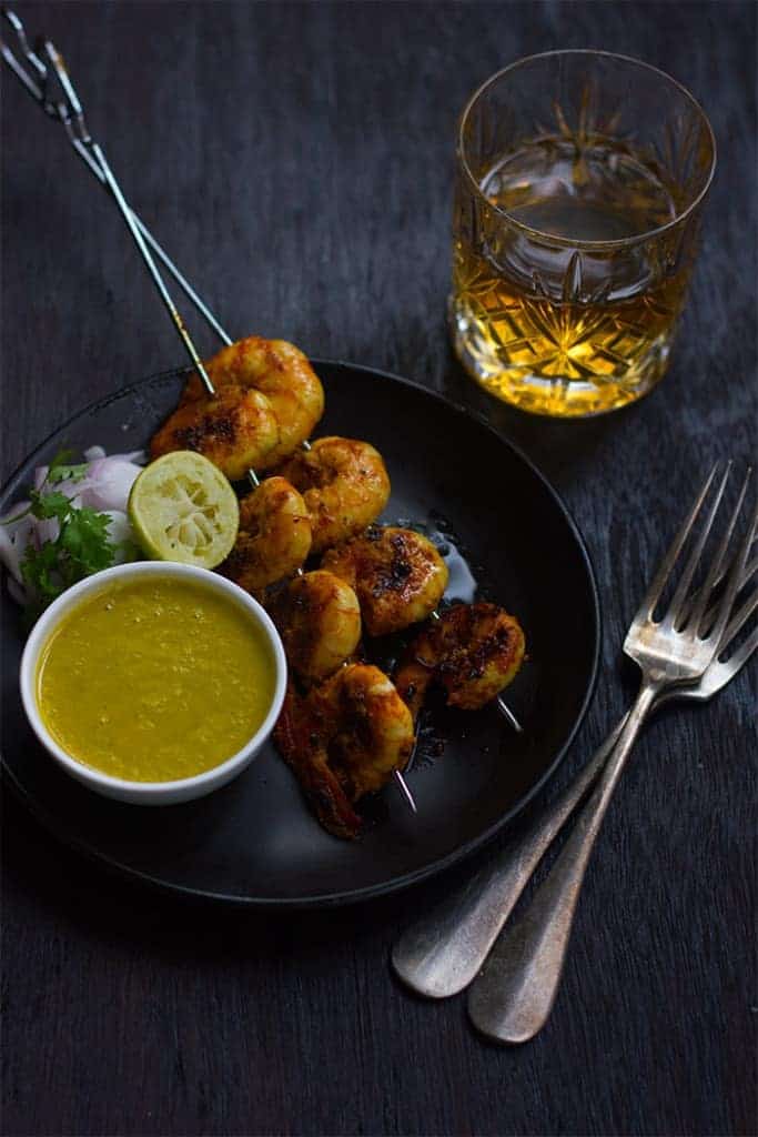 tandoori prawns served with mango chutney, lemon, sliced onions and coriander