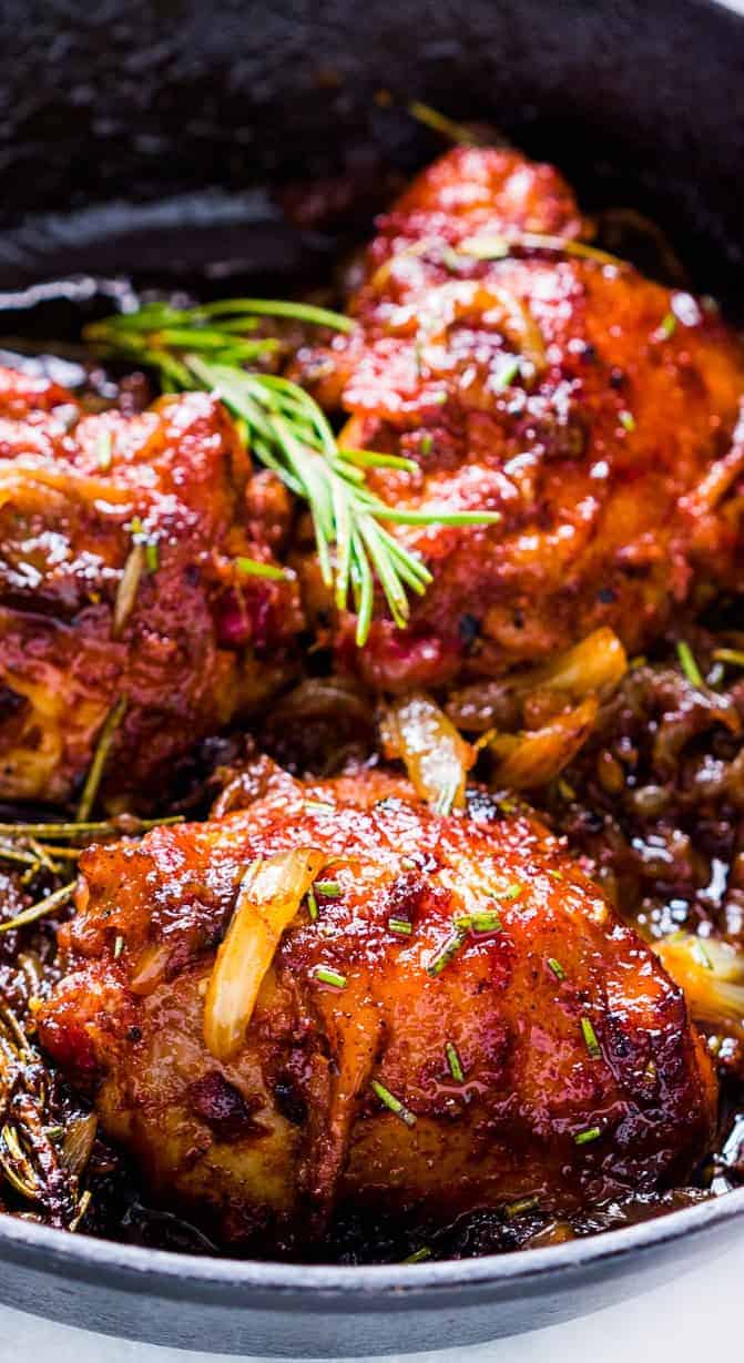 Insanely delicious recipe for 5 ingredient, gluten free caramelized onion and rosemary chicken which takes 30 minutes and only one pan, so no cleanup required!