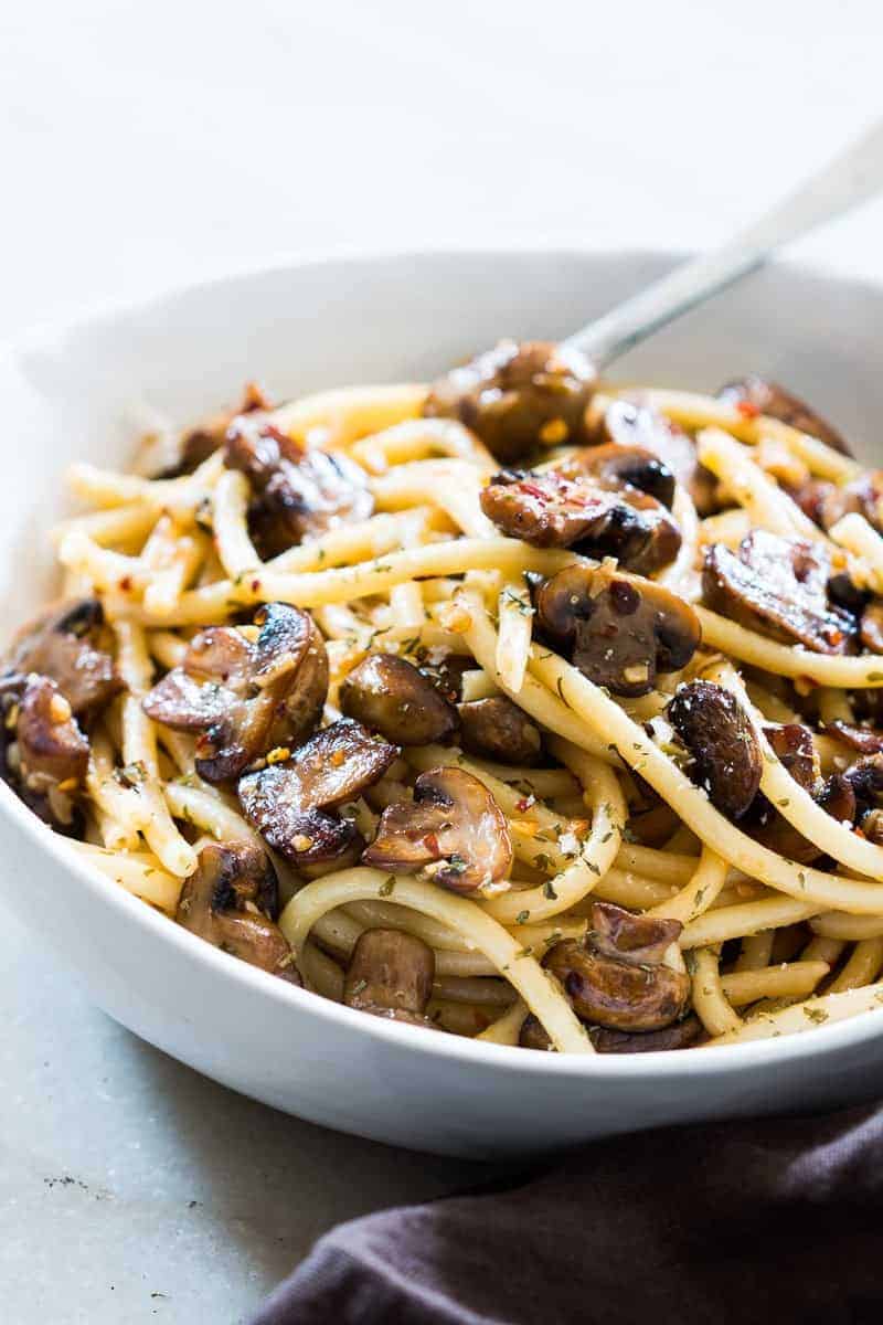15 Minute Mushroom Spaghetti Aglio Olio An easy, 15 minute recipe where the traditional spaghetti aglio olio e peperoncino is dressed up with sautéed mushrooms. We love this simple pasta sauce and even add chicken, bacon, anchovies or seafood to it. Perfect for meatless weeknight dinners and a hit with the kids!