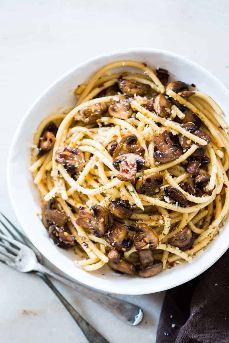 15 Minute Mushroom Spaghetti Aglio Olio An easy, 15 minute recipe where the traditional spaghetti aglio olio e peperoncino is dressed up with sautéed mushrooms. We love this simple pasta sauce and even add chicken, bacon, anchovies or seafood to it. Perfect for meatless weeknight dinners and a hit with the kids!