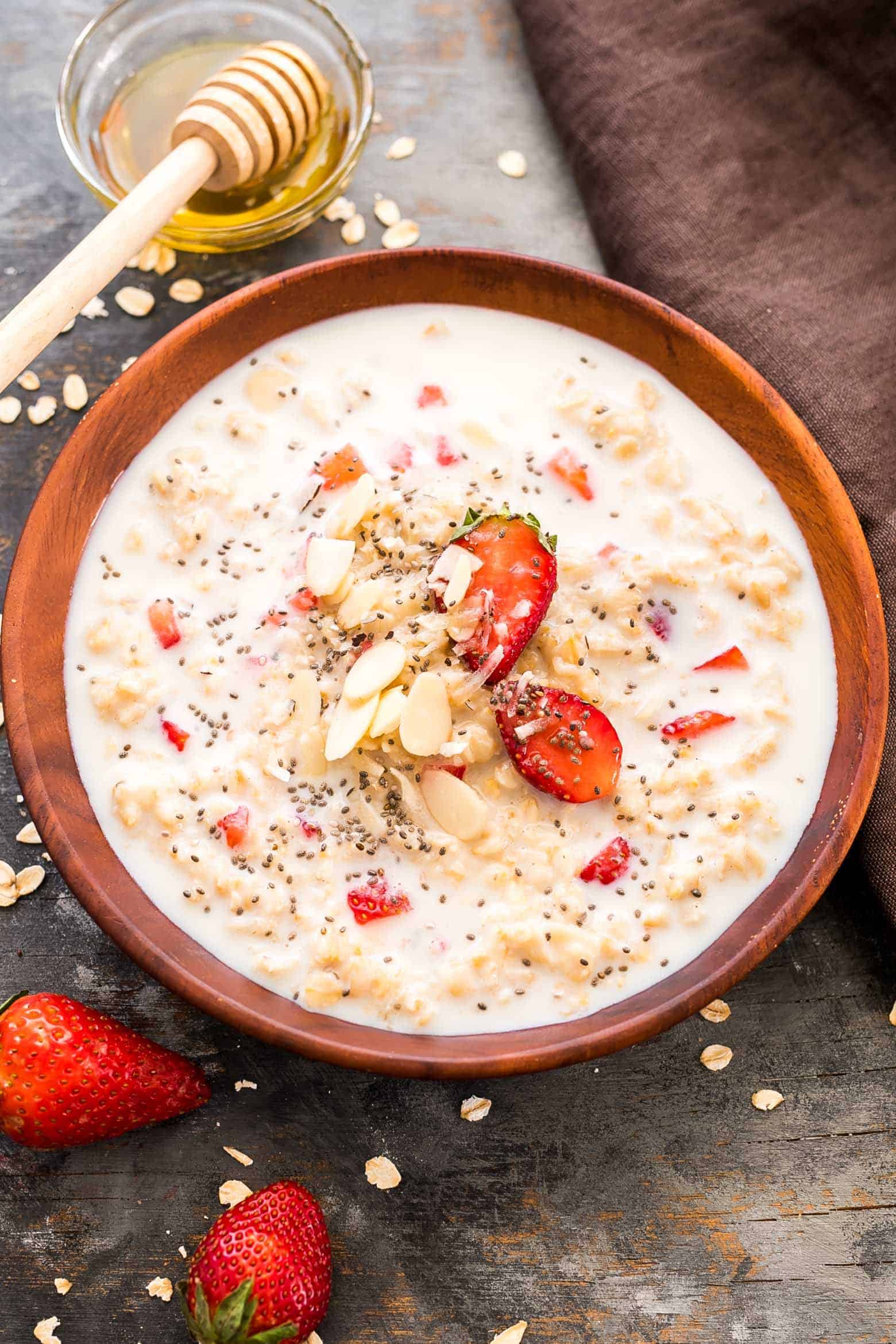 Healthy strawberries and cream breakfast oatmeal that is insanely delicious and tastes like your favourite cake, frosting and cupcake - all rolled into one! YUM!