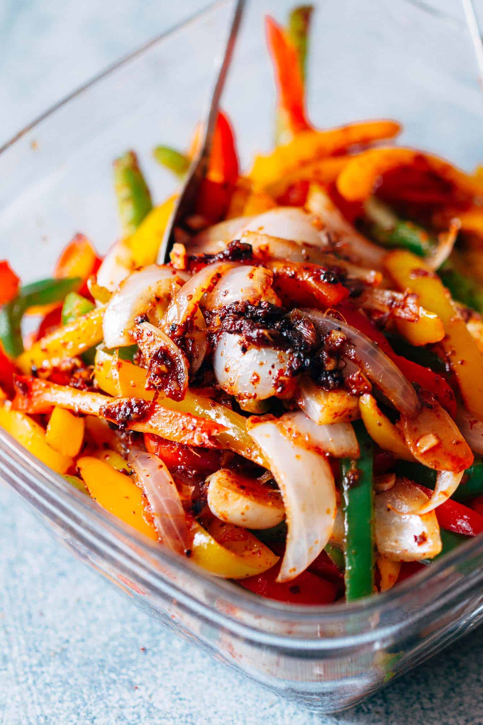 Chicken Fajita Meal Prep Lunch Bowls are teamed with cilantro lime quinoa and is a healthy, tasty, fast recipe to make lunch prep for weekdays super easy!