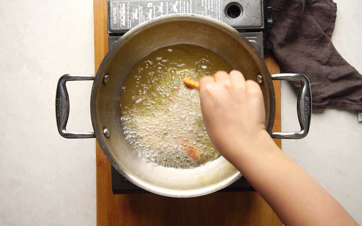 Picture showing how to deep fry baby corn