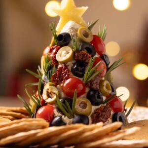 an image of cheese ball christmas tree with crackers