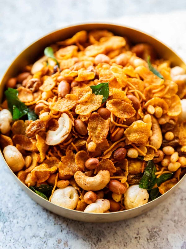 crispy cornflakes chivda served in a bowl