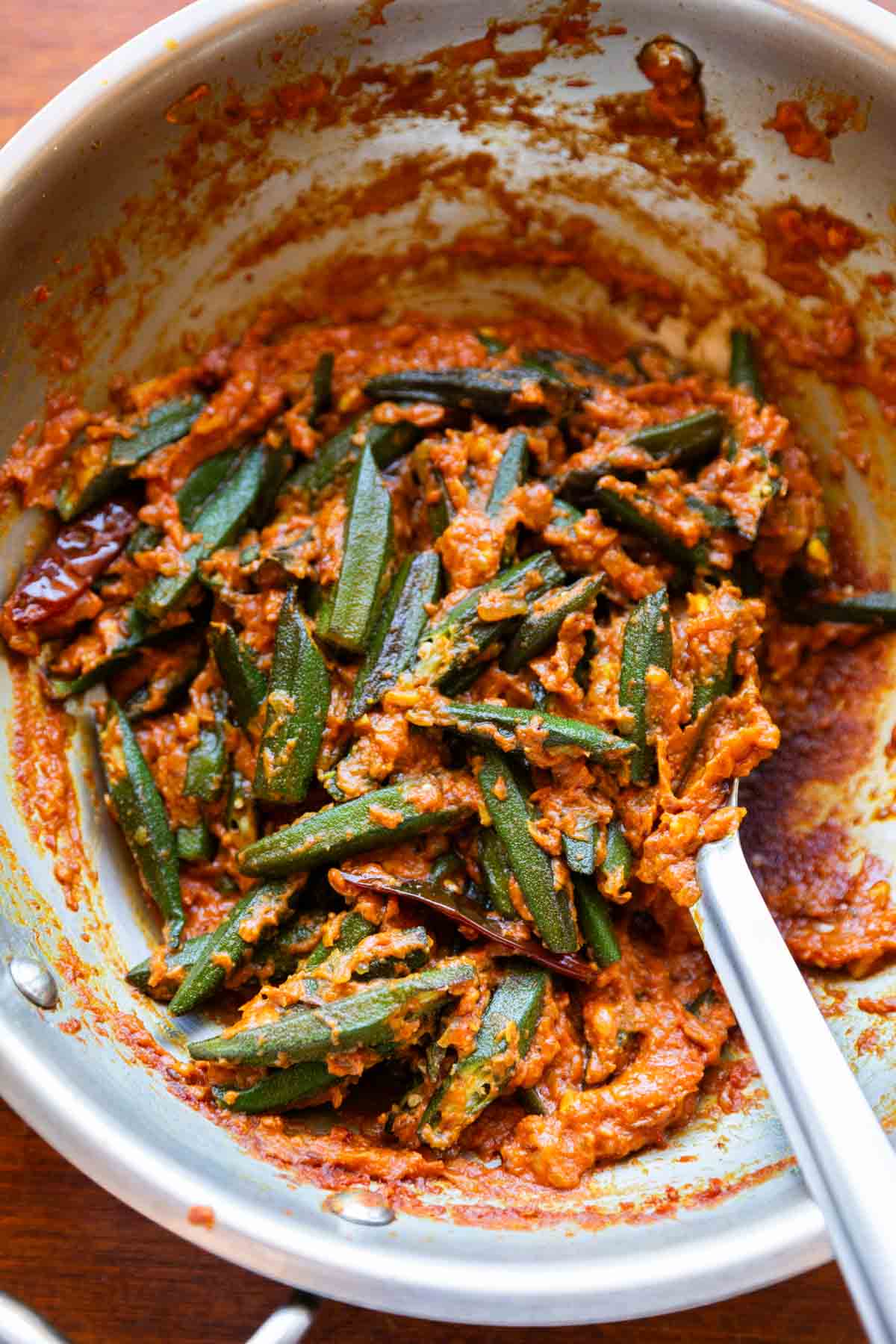 freshly made bhindi masala dhaba style still in the frying pan