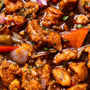 close up of chicken manchurian to show it's texture